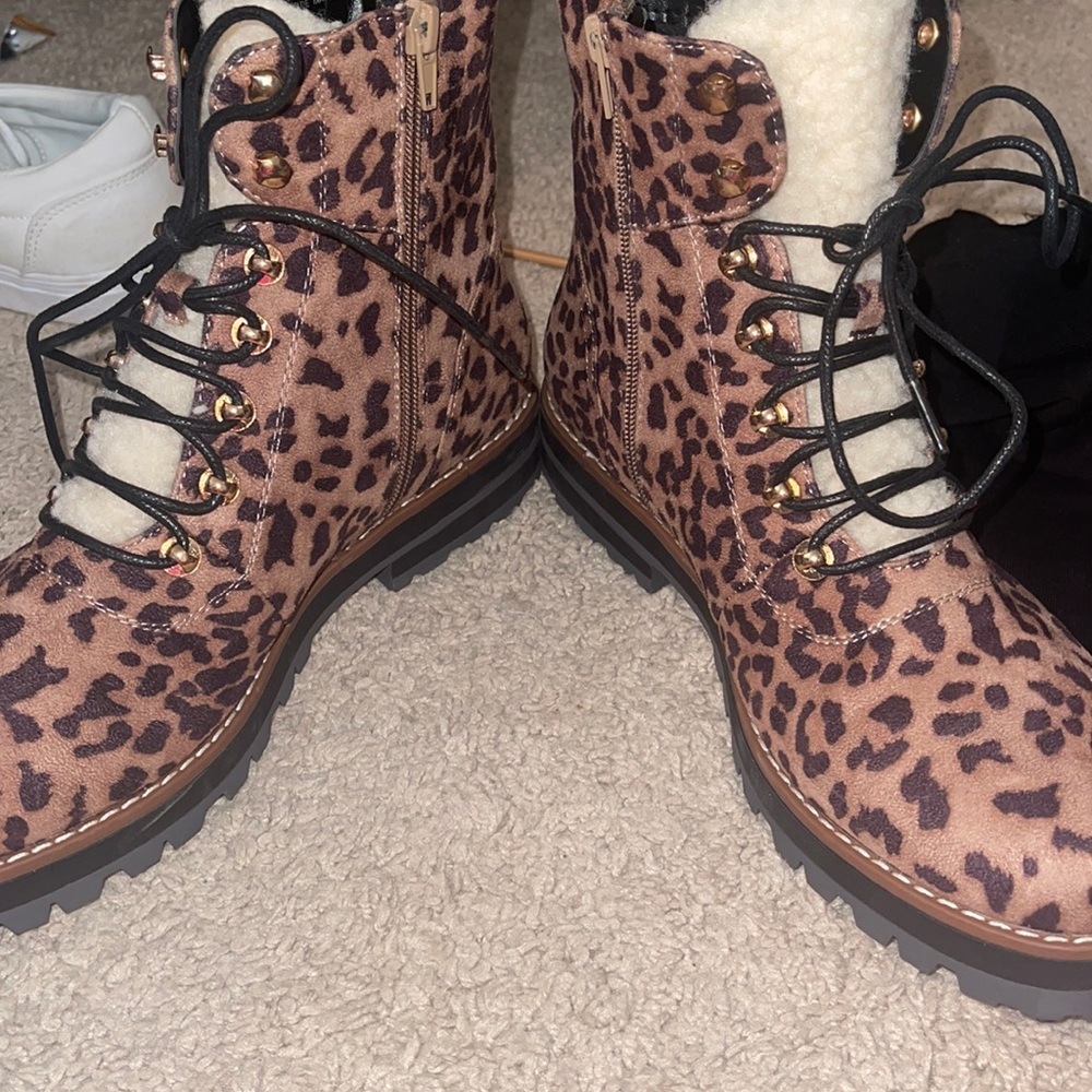 Short Zip up Leopard Boots